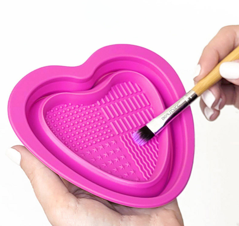 Corazon fucsia para lavado de brochas